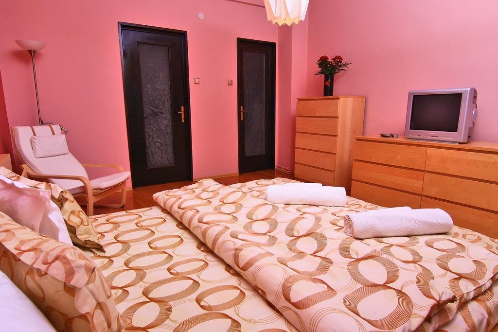 Nirvana Accommodation Bucarest Extérieur photo
